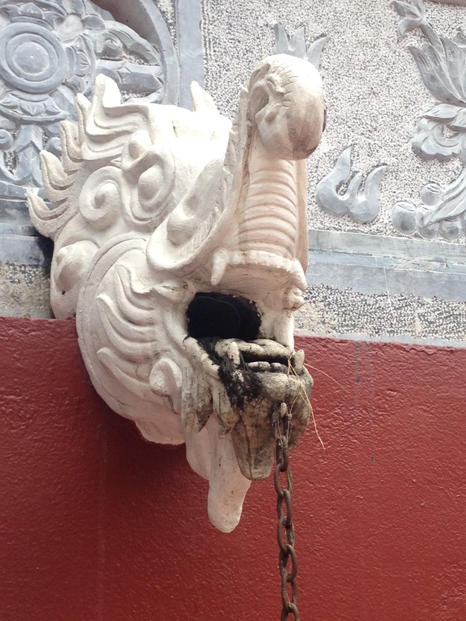 Cận cảnh phù điêu lai căng ở chùa Hương