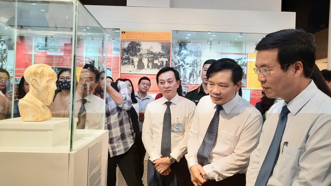 Khai mạc trưng bày chuyên đề "Hồ Chí Minh - Những nét phác họa chân dung" ảnh 2