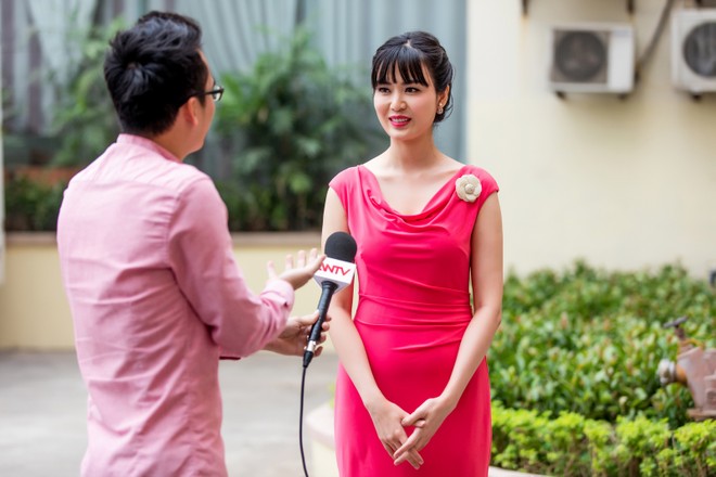 Hoa hậu Thu Thủy đẹp rạng rỡ khi làm MC thời sự ảnh 4