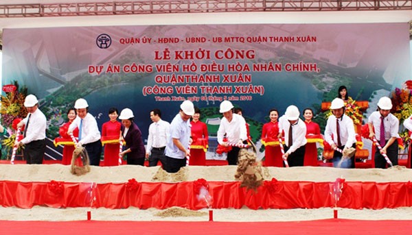 Các đồng chí lãnh đạo làm lễ khởi công Dự án Công viên hồ điều hòa Nhân Chính