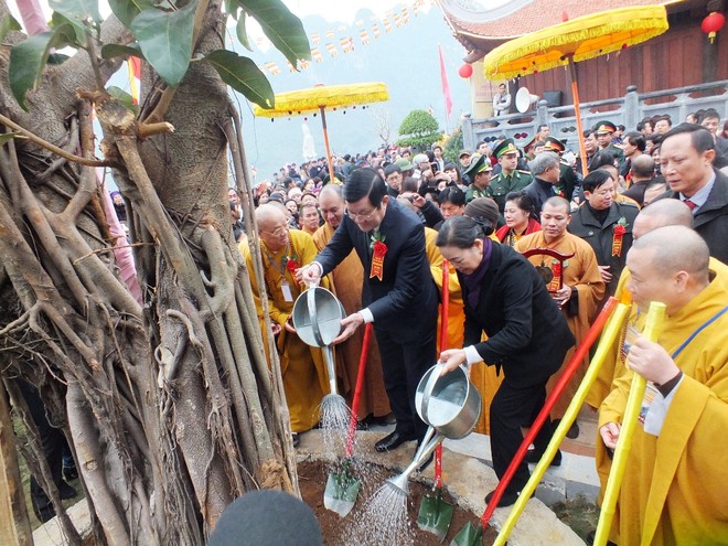 Chủ tịch nước trồng cây lưu niệm tại chùa