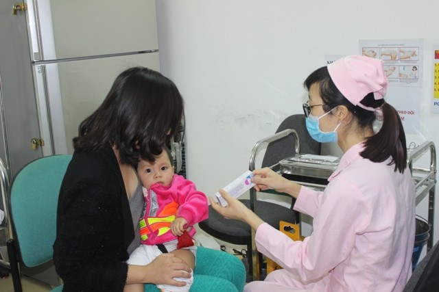 Hơn 30 trẻ đầu tiên được tiêm vaccine Pentaxim sau gần 1 năm chờ đợi ảnh 4