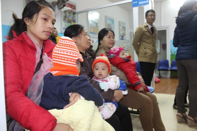 Hơn 30 trẻ đầu tiên được tiêm vaccine Pentaxim sau gần 1 năm chờ đợi ảnh 6