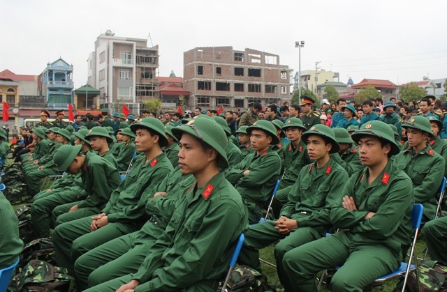 Các tân binh có mặt hội quân tại Sân vận động huyện Ba Vì từ rất sớm Bí thư Thành ủy Hoàng Trung Hải đánh trống khai hội tòng quân Bí thư Hoàng Trung Hải động viên, trò chuyện vui vẻ với các tân binh Người nhà, bạn bè các tân binh động viên các tân binh trước lúc lên đường nhập ngũ