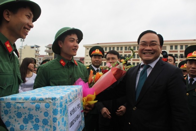 Bí thư Thành ủy Hoàng Trung Hải động viên tân binh huyện Ba Vì nhập ngũ ảnh 4