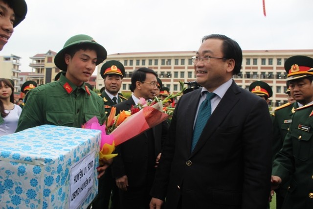 Bí thư Thành ủy Hà Nội Hoàng Trung Hải tặng quà, động viên các tân binh huyện Ba Vì