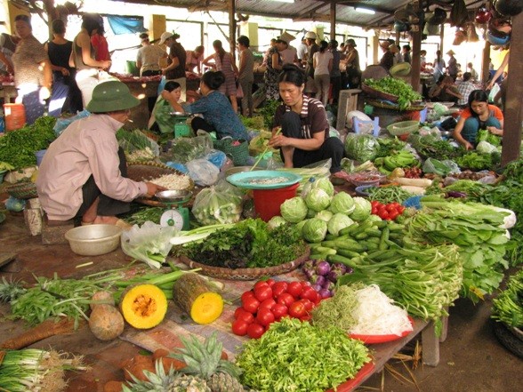 Thực phẩm Tết tăng giá từng ngày