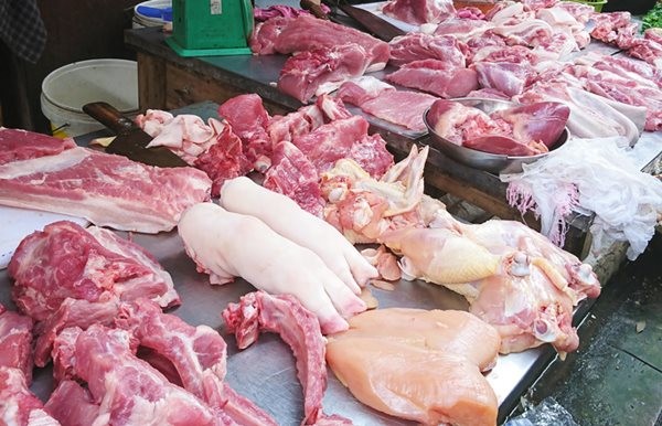 Ít người mua, giá lợn hơi xuống mức thấp nhất trong vòng 2 năm qua ảnh 1