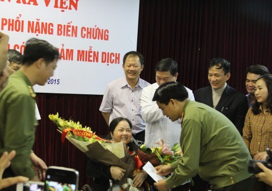 Giám đốc CATP Hà Nội, Thiếu tướng Nguyễn Đức Chung chúc mừng bệnh nhân Đỗ Thị Lượng
