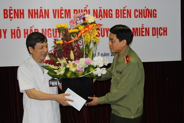 Giám đốc CATP Hà Nội, Thiếu tướng Nguyễn Đức Chung tặng hoa PGS.TS Nguyễn Gia Bình, Trưởng khoa Hồi sức tích cực