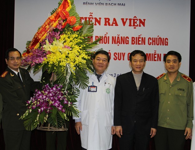 Giám đốc CATP Hà Nội Thiếu tướng Nguyễn Đức Chung cùng Giám đốc BV Bạch Mai TS Nguyễn Quốc Anh