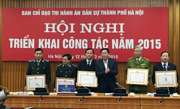 Đồng chí Lê Hồng Sơn -Phó Chủ tịch UBND Thành phố trao Bằng khen cho các tập thể đạt thành tích xuất sắc
