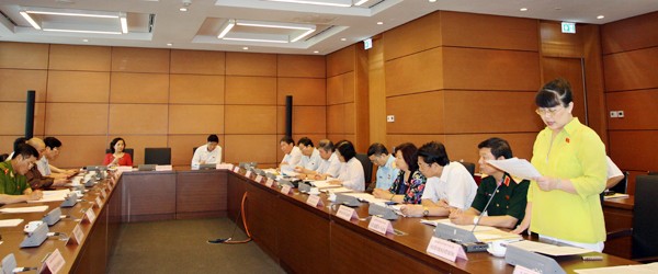 Các ĐBQH đoàn TP.Hà Nội thảo luận tại tổ sáng 29-5