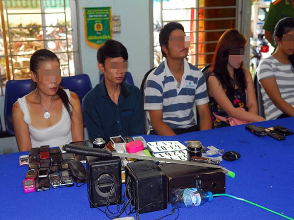 Những người tình nghi phạm pháp, bị tạm giữ tại cơ quan Công an