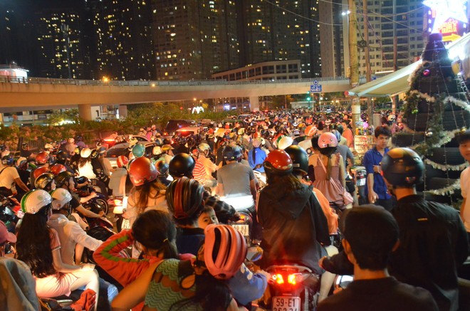 TP.HCM "chào" 2018 với đường phố kẹt cứng sau màn pháo hoa ảnh 1