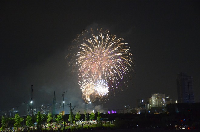 TP.HCM "chào" 2018 với đường phố kẹt cứng sau màn pháo hoa ảnh 7