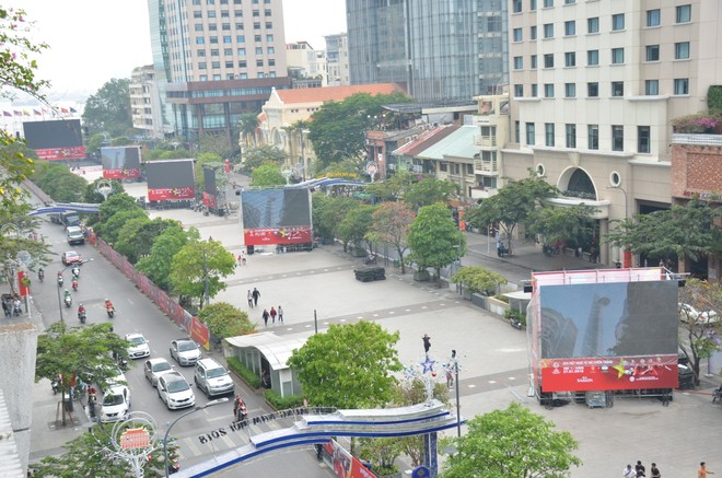 Người dân ngồi chờ sẵn trước màn hình "khổng lồ" cổ vũ cho U23 Việt Nam ảnh 1