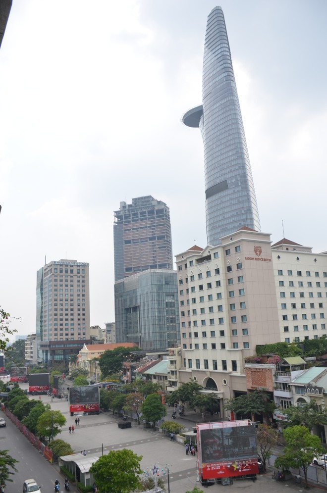 Người dân ngồi chờ sẵn trước màn hình "khổng lồ" cổ vũ cho U23 Việt Nam ảnh 4