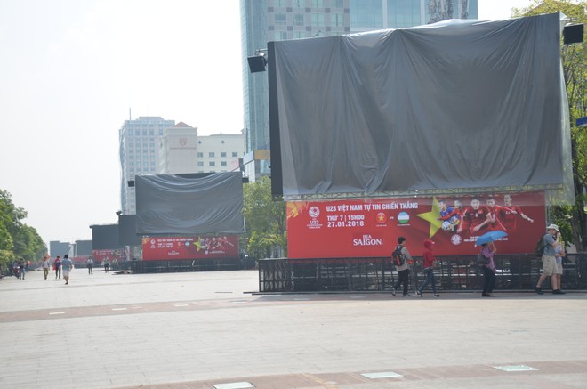 Người dân ngồi chờ sẵn trước màn hình "khổng lồ" cổ vũ cho U23 Việt Nam ảnh 2