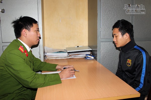 Bắt “nóng” tên cướp cầm búa đinh tấn công lái xe ôm ảnh 2