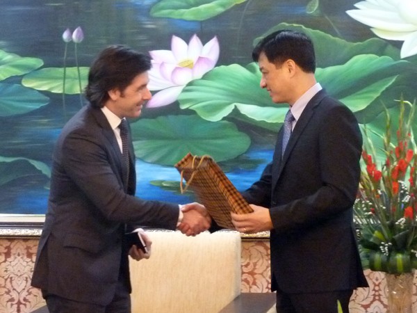 Đại tá Nguyễn Duy Ngọc tặng quà ông Graham Orr