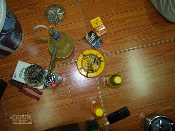 Tìm thấy lựu đạn, dao kiếm, ma túy...trong nhà riêng cán bộ thuế ảnh 4