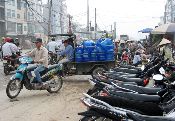 Chợ Nhổn tràn ra đường 32 ảnh 2