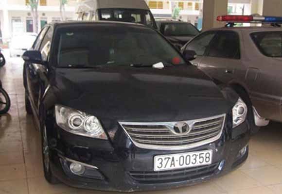 Xe camry vứt giữa đường không ai nhận ảnh 1