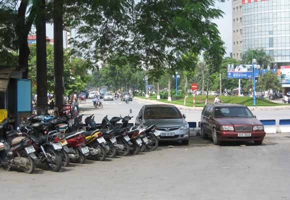 Khi các chủ xe ô tô "lách luật" về bãi đỗ ảnh 1