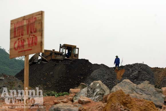 Sức mạnh của “sóng thần" núi thải đất đá ảnh 1