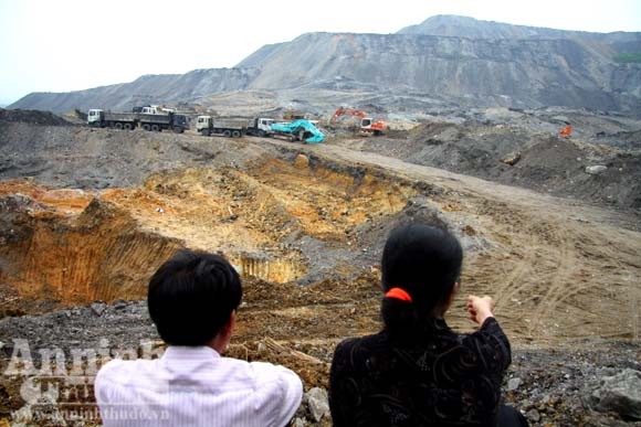 Sức mạnh của “sóng thần" núi thải đất đá ảnh 12