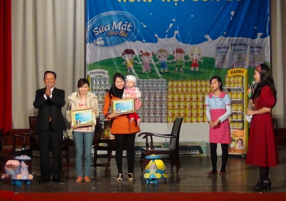 Cho trẻ tiếp xúc với ánh sáng mặt trời để tránh còi xương ảnh 1