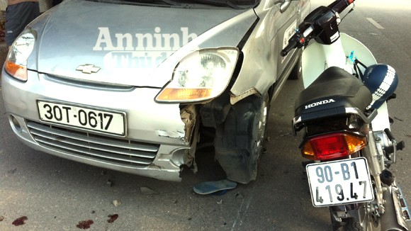 Kẹp 3, đánh võng tông nát đầu taxi ảnh 2