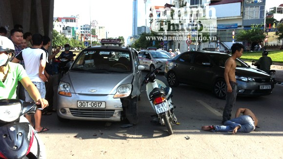 Kẹp 3, đánh võng tông nát đầu taxi ảnh 1