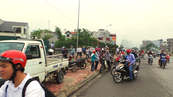 Một phụ nữ chết nổi trên sông Nhuệ, nghi do trầm cảm ảnh 1
