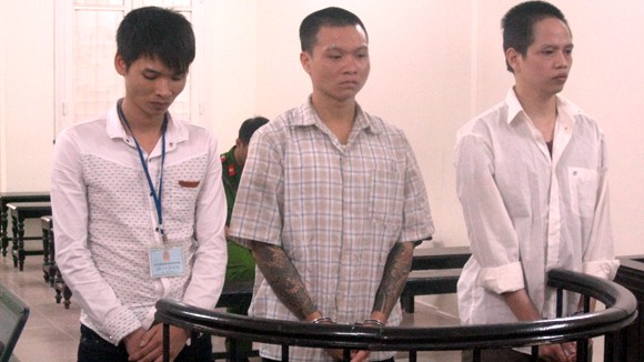 Lấy cớ bảo kê để cưỡng đoạt tài sản của người bán hoa, cây cảnh rong ảnh 1