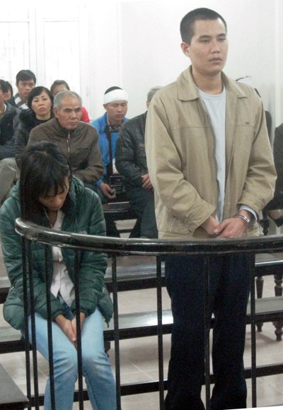 Cản việc tâm sự, nam thanh niên bị hất văng lên nắp capô ảnh 1