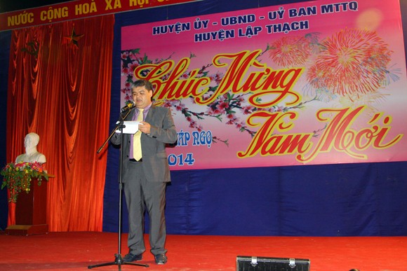Rộn ràng niềm vui trong ánh sáng rực rỡ của pháo hoa đêm giao thừa ảnh 4