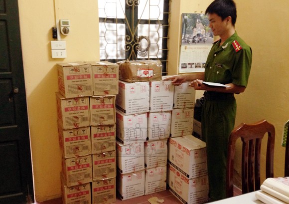 Thu giữ hàng trăm lít phụ gia thực phẩm từ Trung Quốc tuồn về Hà Nội ảnh 1