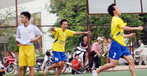 "Mưa bàn thắng" trong trận bóng giao hữu ảnh 9