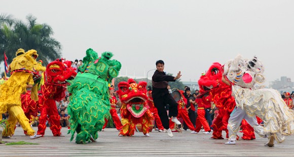Mãn nhãn với Lễ hội múa rồng Hà Nội 2012 ảnh 23