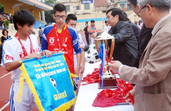 THPT Lômônôxốp lên ngôi vô địch đầy ngoạn mục ảnh 16