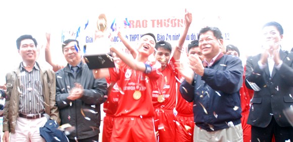 THPT Lômônôxốp lên ngôi vô địch đầy ngoạn mục ảnh 9
