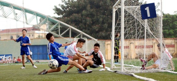 16 đội giành quyền vào vòng 2 giải bóng đá học sinh Hà Nội 2013 ảnh 6