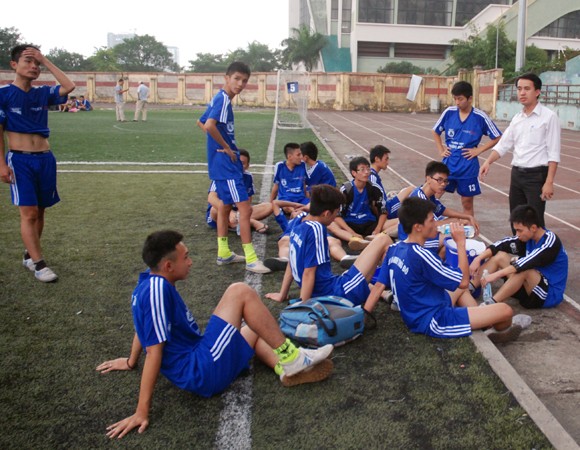 16 đội giành quyền vào vòng 2 giải bóng đá học sinh Hà Nội 2013 ảnh 7
