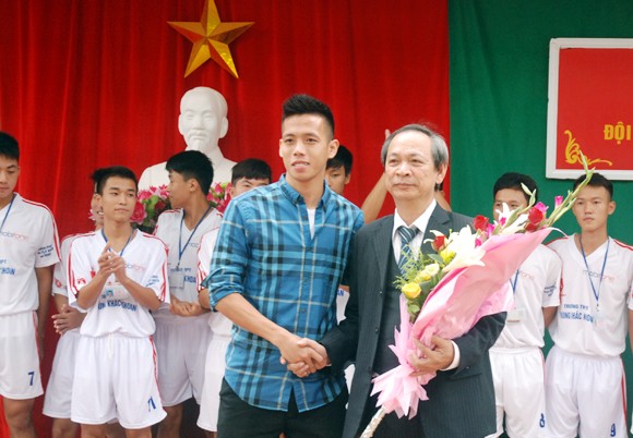 "Trốn" đội U23, Văn Quyết rủ Hồng Quân ra sân Hàng Đẫy làm... khán giả ảnh 1