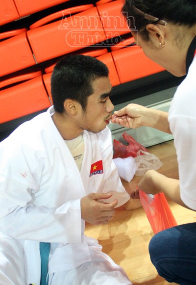 Võ sỹ Phi Tuấn đổ máu miệng, rách mặt vẫn kiên cường thi đấu ảnh 10