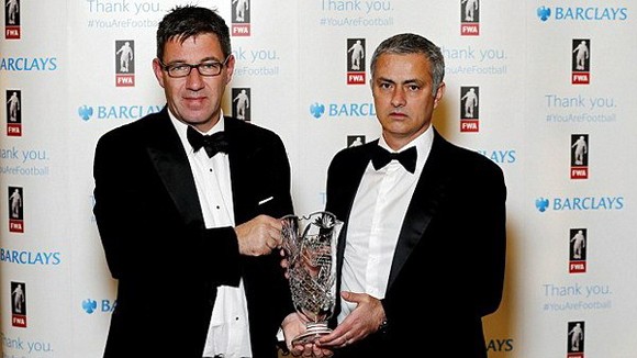 "Phù thủy" Mourinho tính lên bàn mổ sau khi được vinh danh ảnh 1