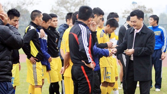 Cầu thủ V-League "méo mặt" với thưởng Tết ảnh 1
