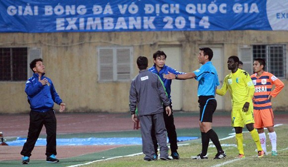 "Treo giò" HLV Văn Sỹ Sơn vì dọa... đấm trọng tài ảnh 1